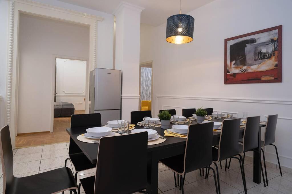 Best Located, 150 M2 5 Bedrooms Apt., Budapest Bagian luar foto