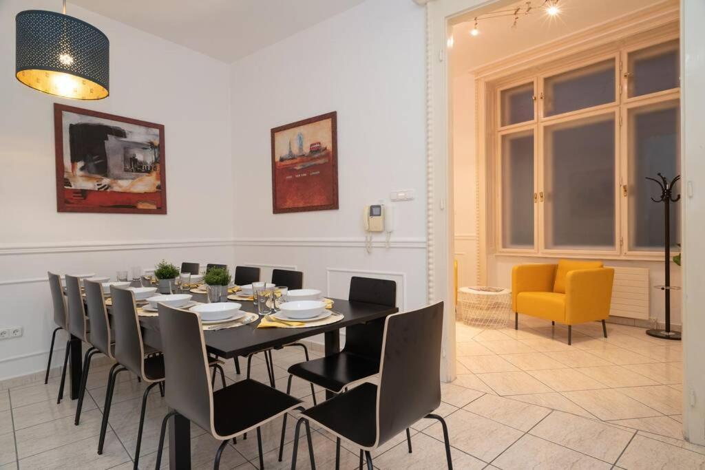 Best Located, 150 M2 5 Bedrooms Apt., Budapest Bagian luar foto