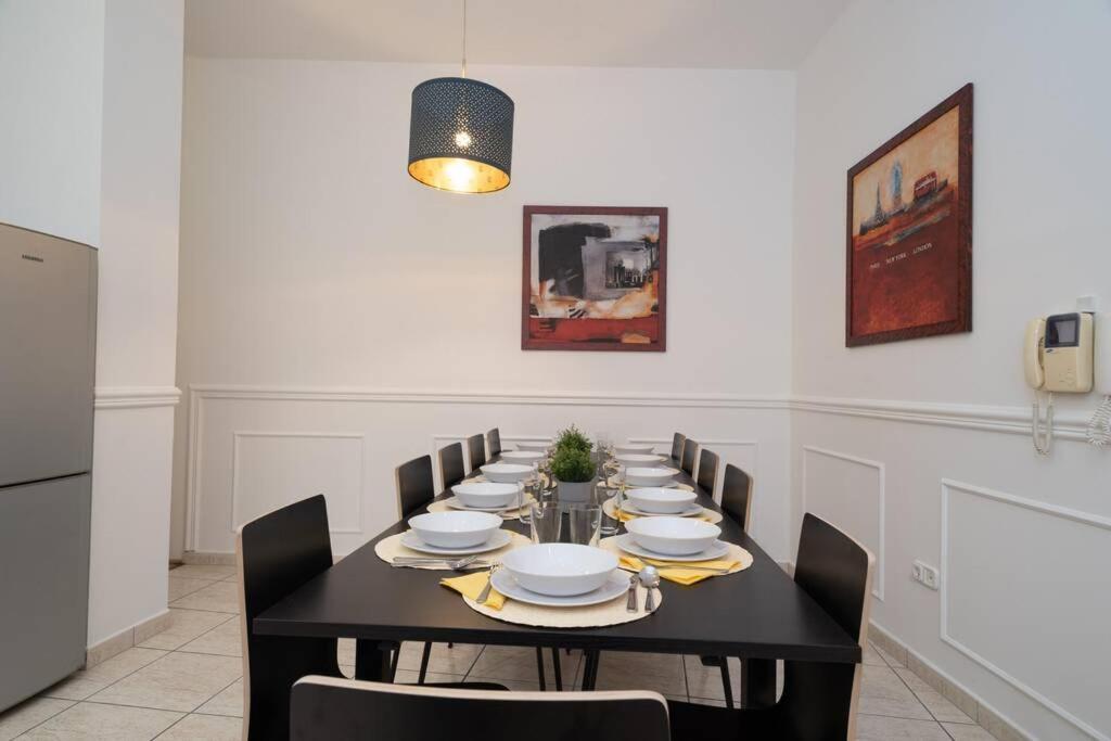 Best Located, 150 M2 5 Bedrooms Apt., Budapest Bagian luar foto
