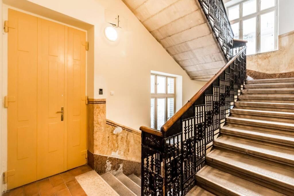 Best Located, 150 M2 5 Bedrooms Apt., Budapest Bagian luar foto