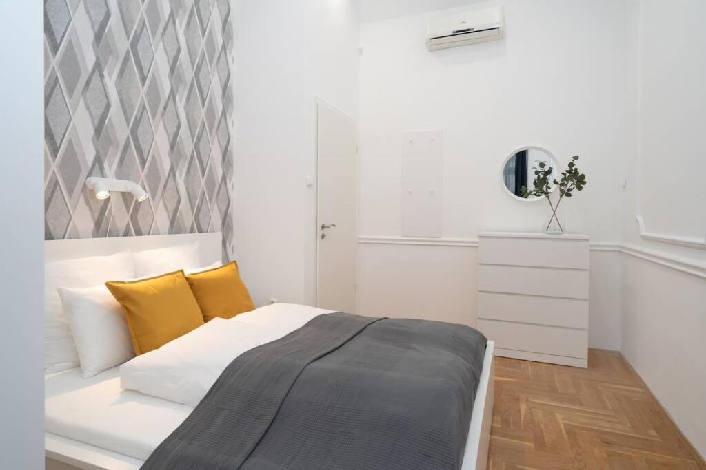 Best Located, 150 M2 5 Bedrooms Apt., Budapest Bagian luar foto