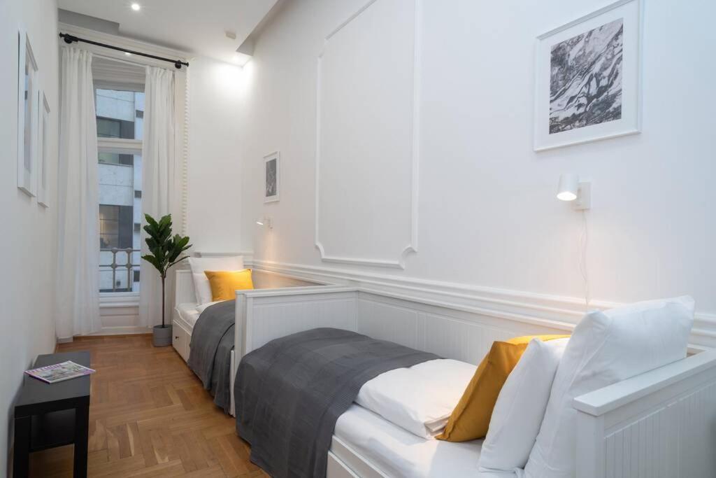 Best Located, 150 M2 5 Bedrooms Apt., Budapest Bagian luar foto