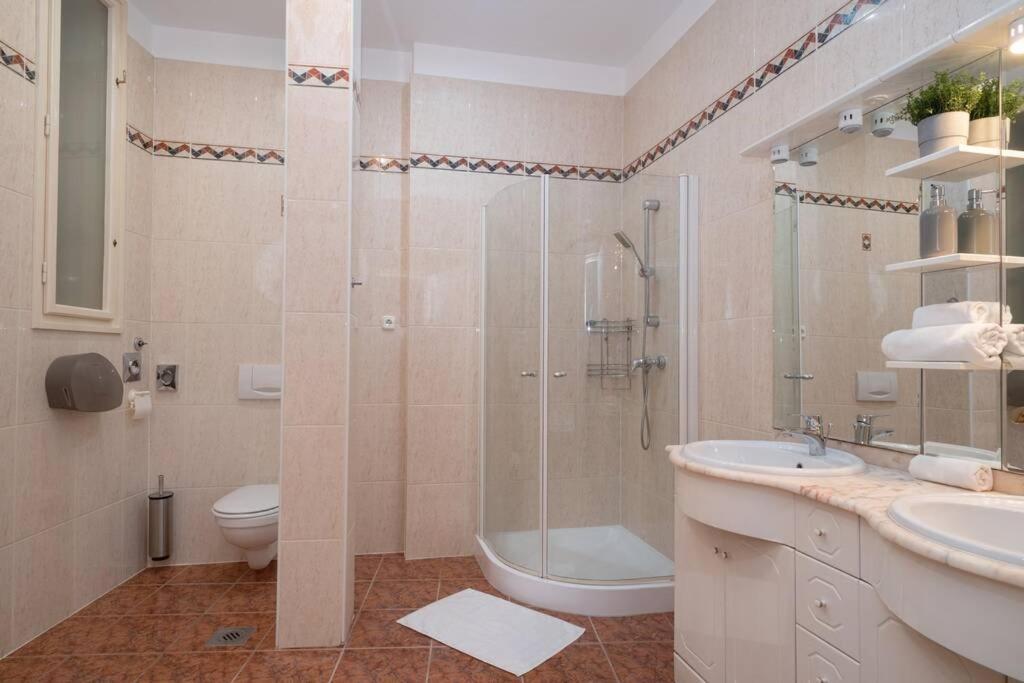 Best Located, 150 M2 5 Bedrooms Apt., Budapest Bagian luar foto