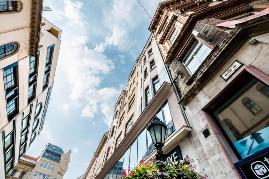 Best Located, 150 M2 5 Bedrooms Apt., Budapest Bagian luar foto