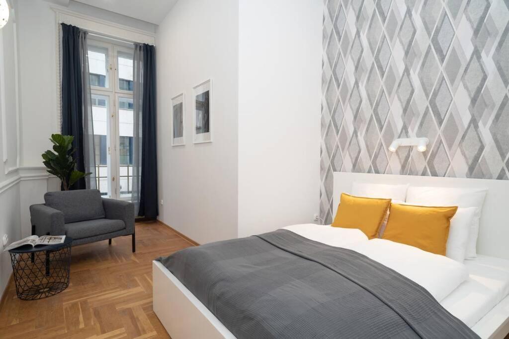 Best Located, 150 M2 5 Bedrooms Apt., Budapest Bagian luar foto