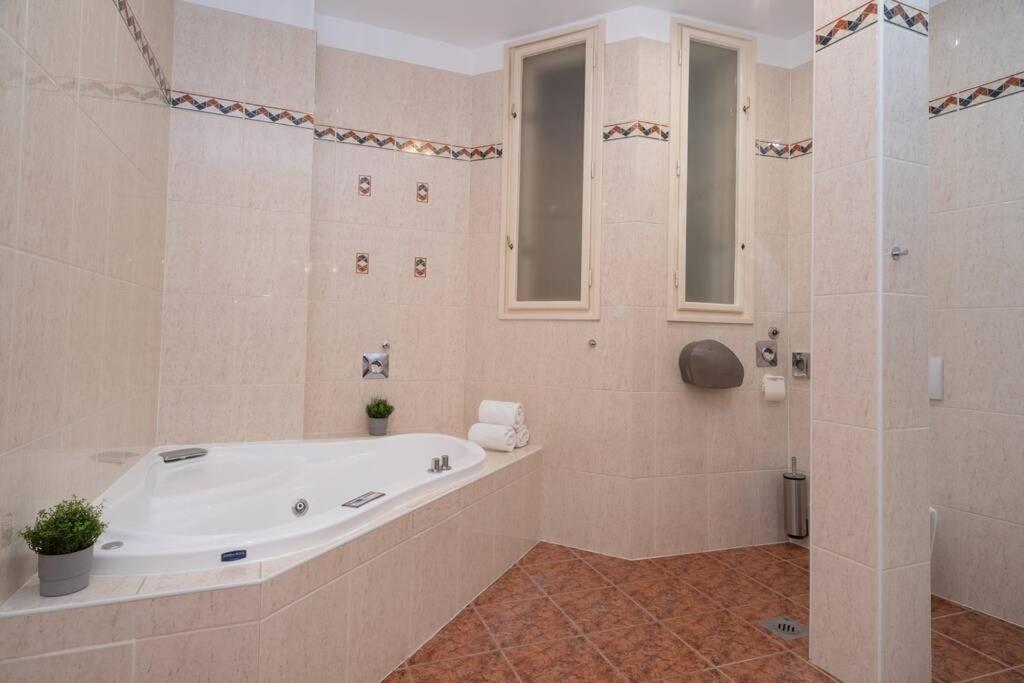 Best Located, 150 M2 5 Bedrooms Apt., Budapest Bagian luar foto