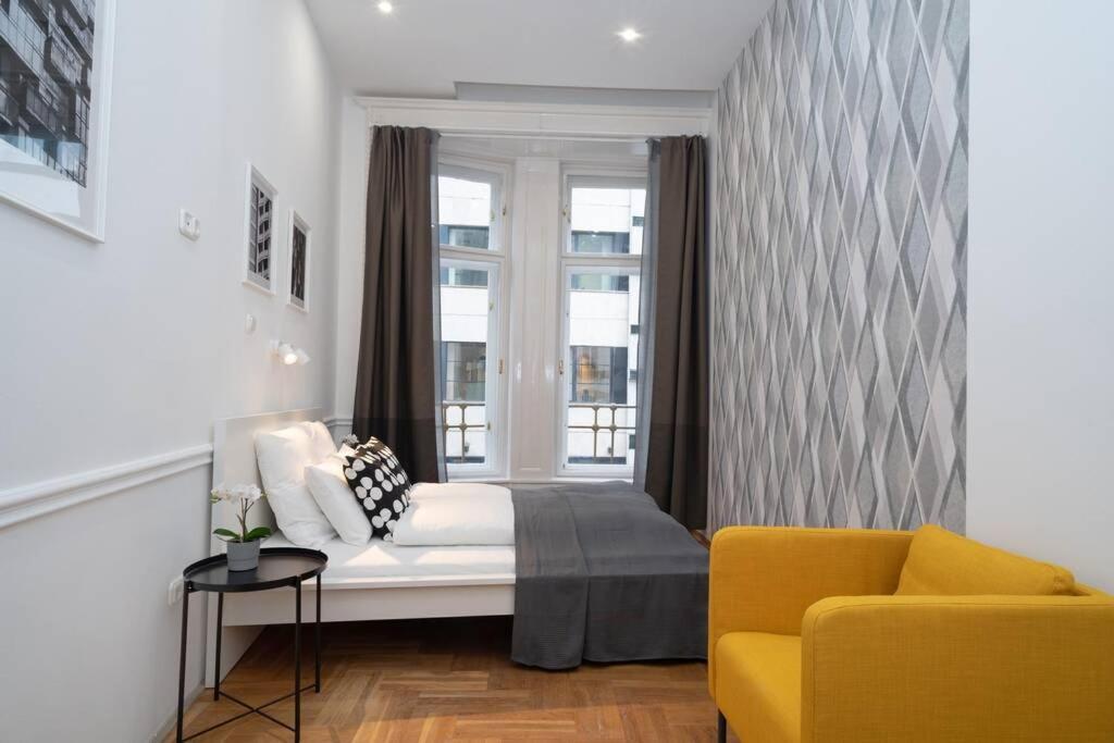 Best Located, 150 M2 5 Bedrooms Apt., Budapest Bagian luar foto