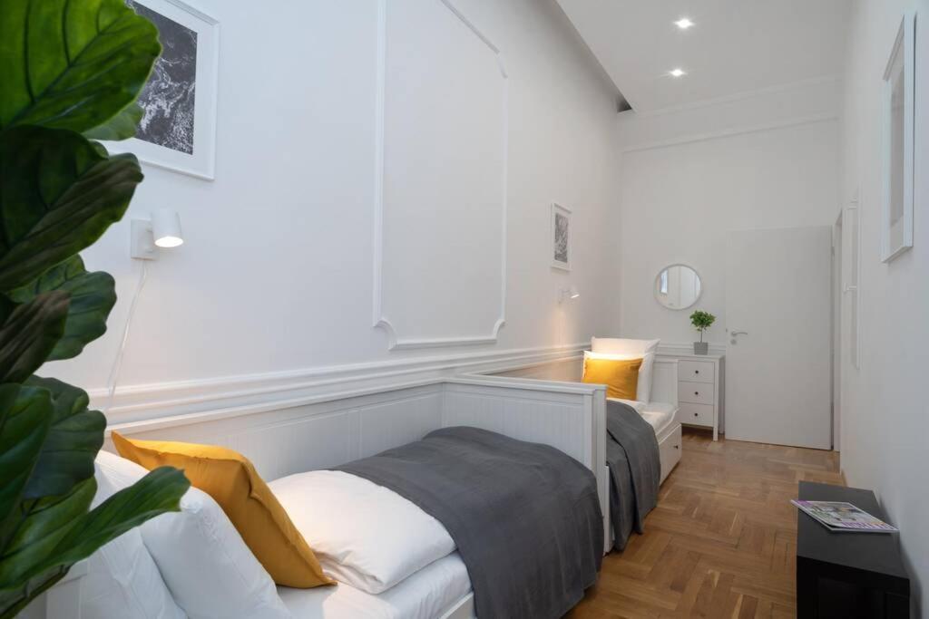 Best Located, 150 M2 5 Bedrooms Apt., Budapest Bagian luar foto