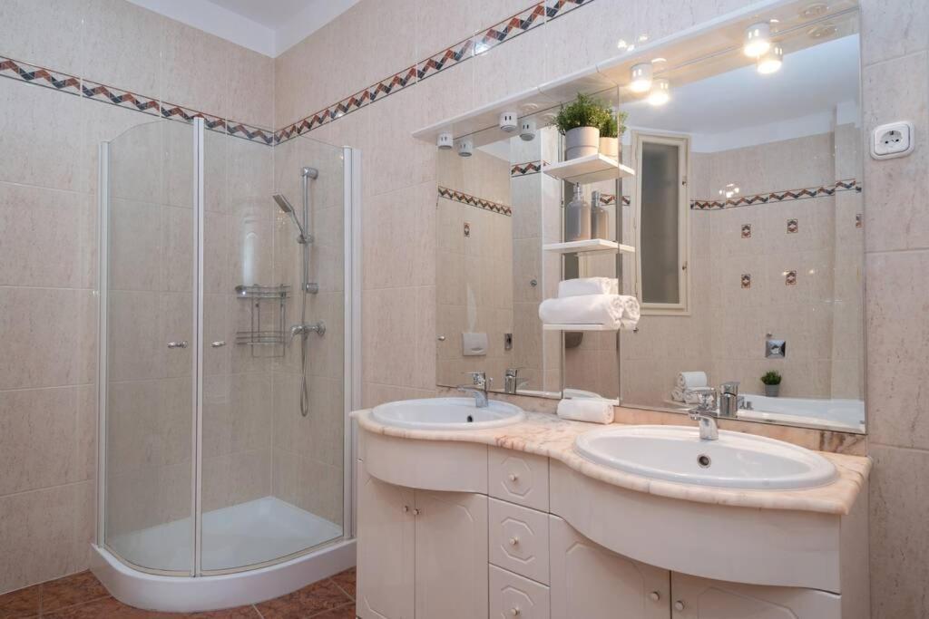 Best Located, 150 M2 5 Bedrooms Apt., Budapest Bagian luar foto