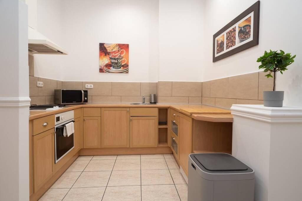 Best Located, 150 M2 5 Bedrooms Apt., Budapest Bagian luar foto