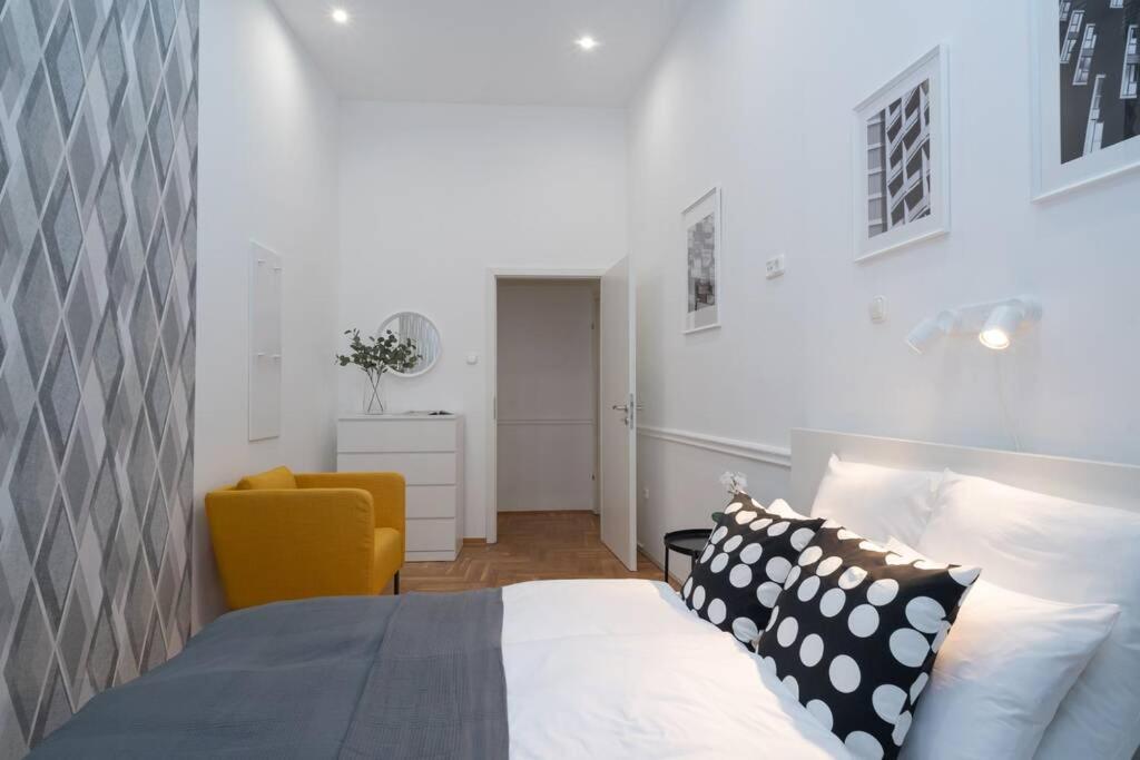 Best Located, 150 M2 5 Bedrooms Apt., Budapest Bagian luar foto